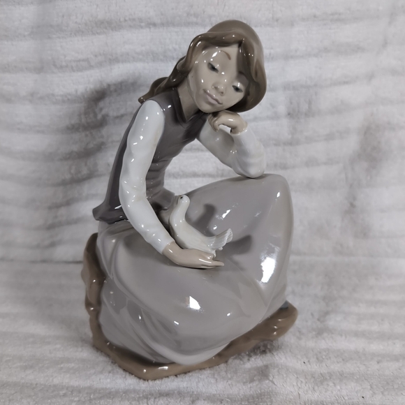 Lladro NAO Girl Watching Dove Bird Statue Figurine 1981 Porcelain Figure Spain - Picture 1 of 9